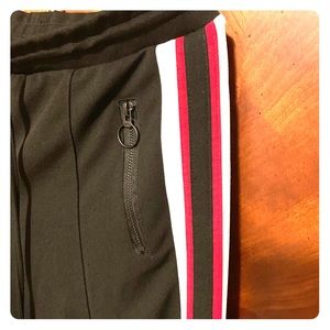 Side stripped jogging pants